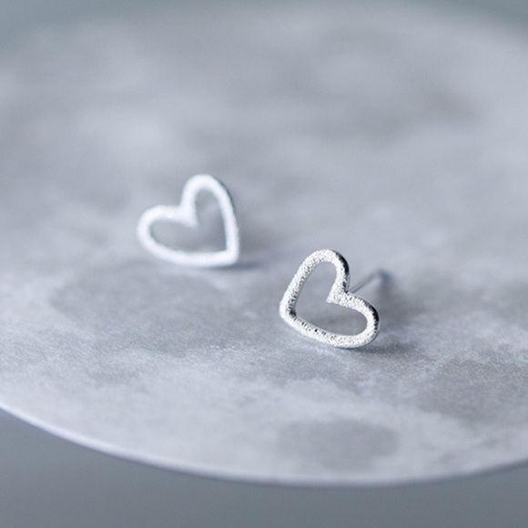 Silver heart earrings - Picture 2 of 3